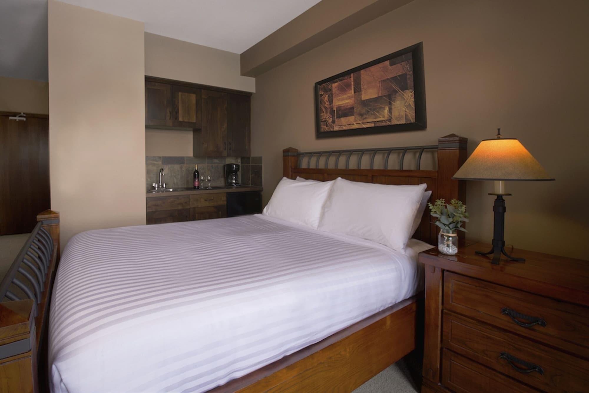 Glacier Mountaineer Lodge Golden Esterno foto