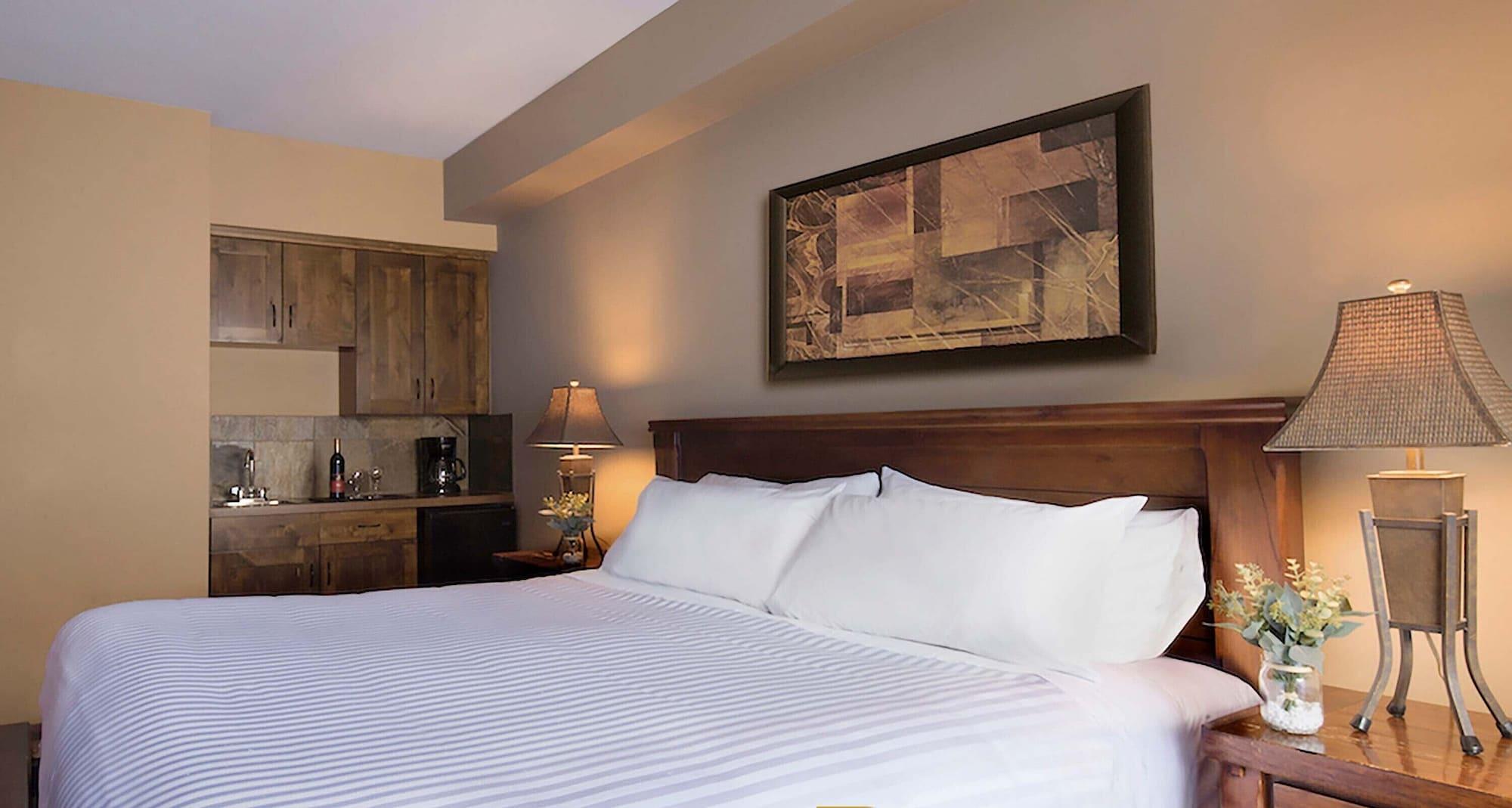 Glacier Mountaineer Lodge Golden Esterno foto