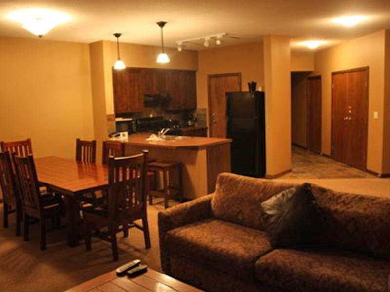 Glacier Mountaineer Lodge Golden Camera foto