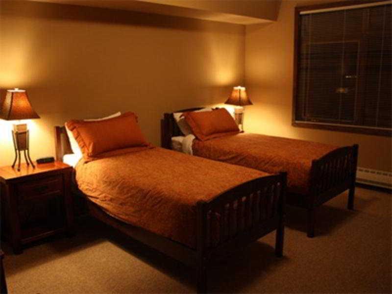 Glacier Mountaineer Lodge Golden Camera foto